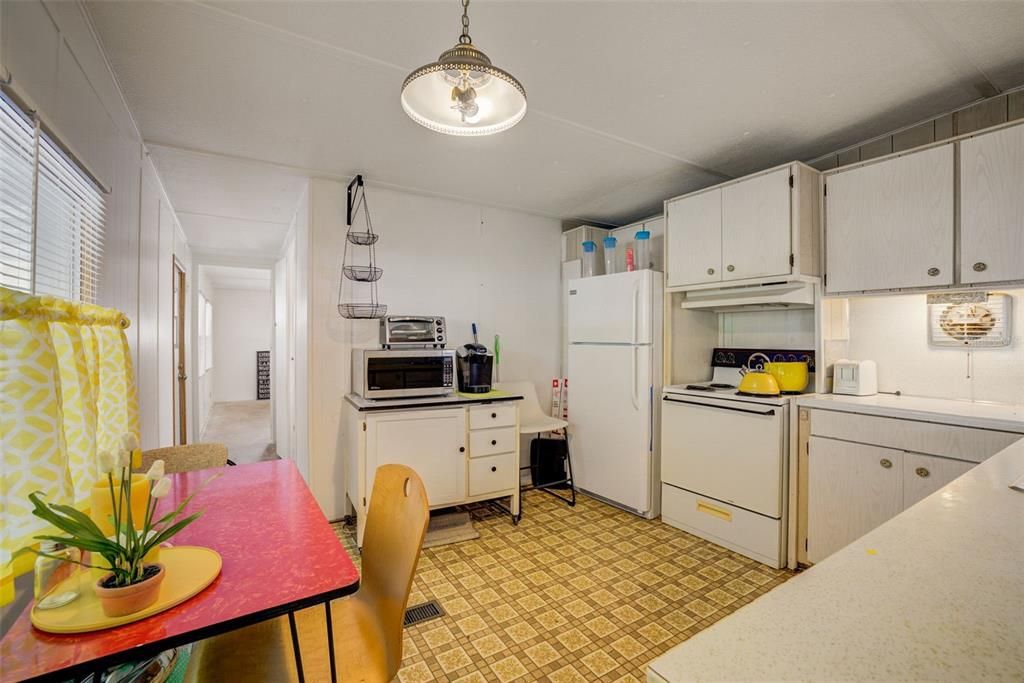 For Sale: $94,900 (1 beds, 1 baths, 564 Square Feet)