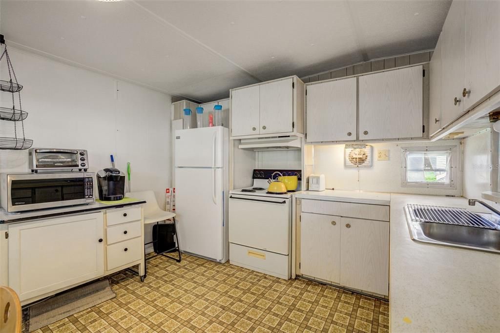 For Sale: $94,900 (1 beds, 1 baths, 564 Square Feet)