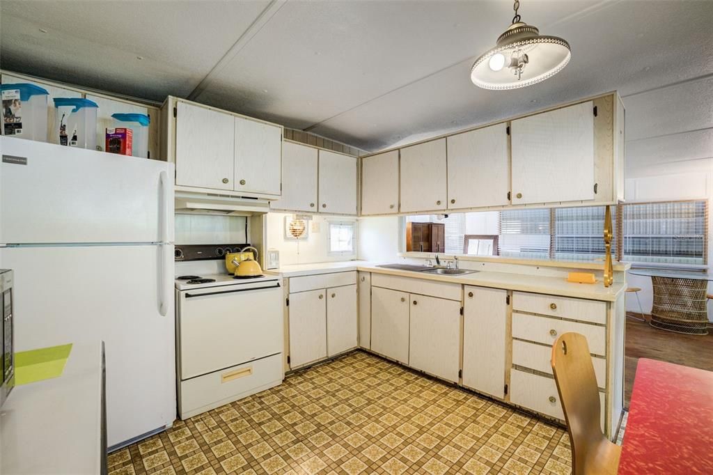 For Sale: $99,900 (1 beds, 1 baths, 564 Square Feet)