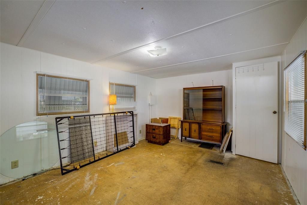 For Sale: $99,900 (1 beds, 1 baths, 564 Square Feet)