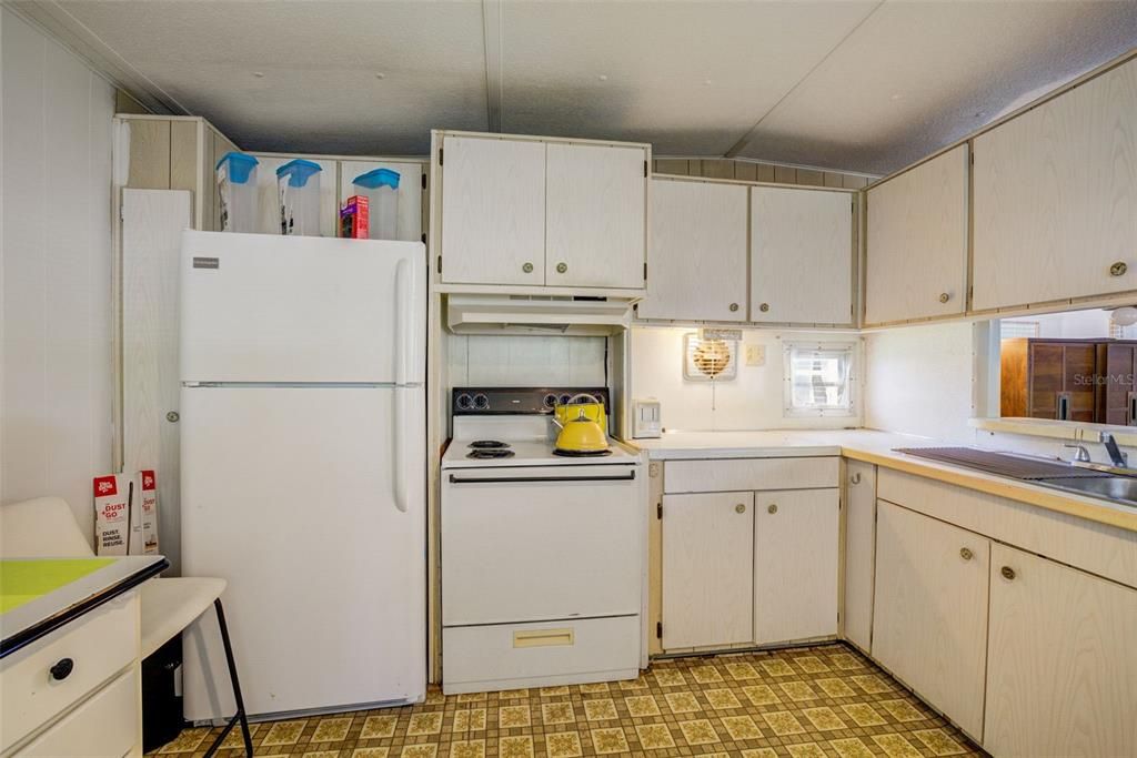 For Sale: $99,900 (1 beds, 1 baths, 564 Square Feet)