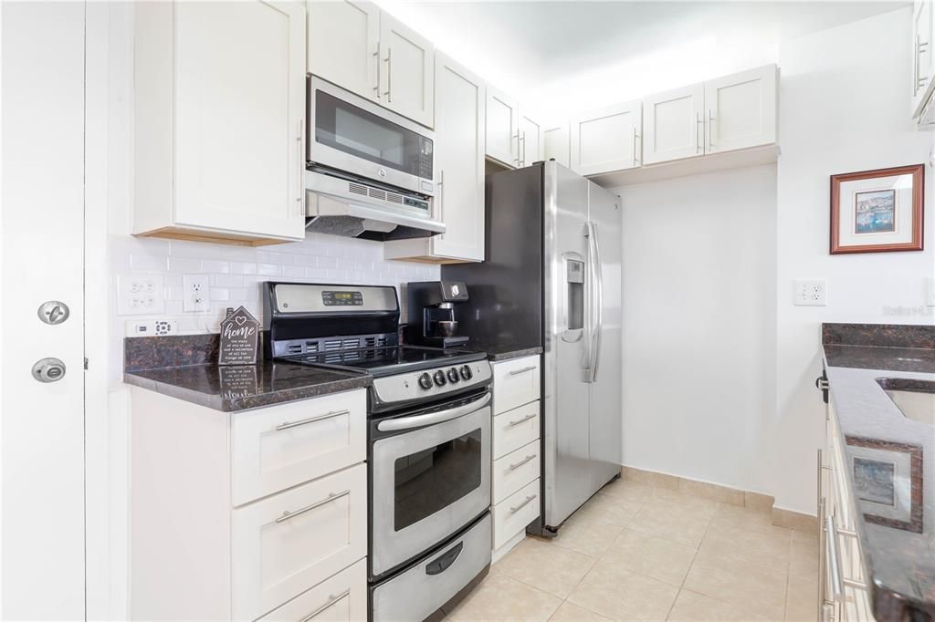 For Sale: $280,000 (1 beds, 1 baths, 715 Square Feet)
