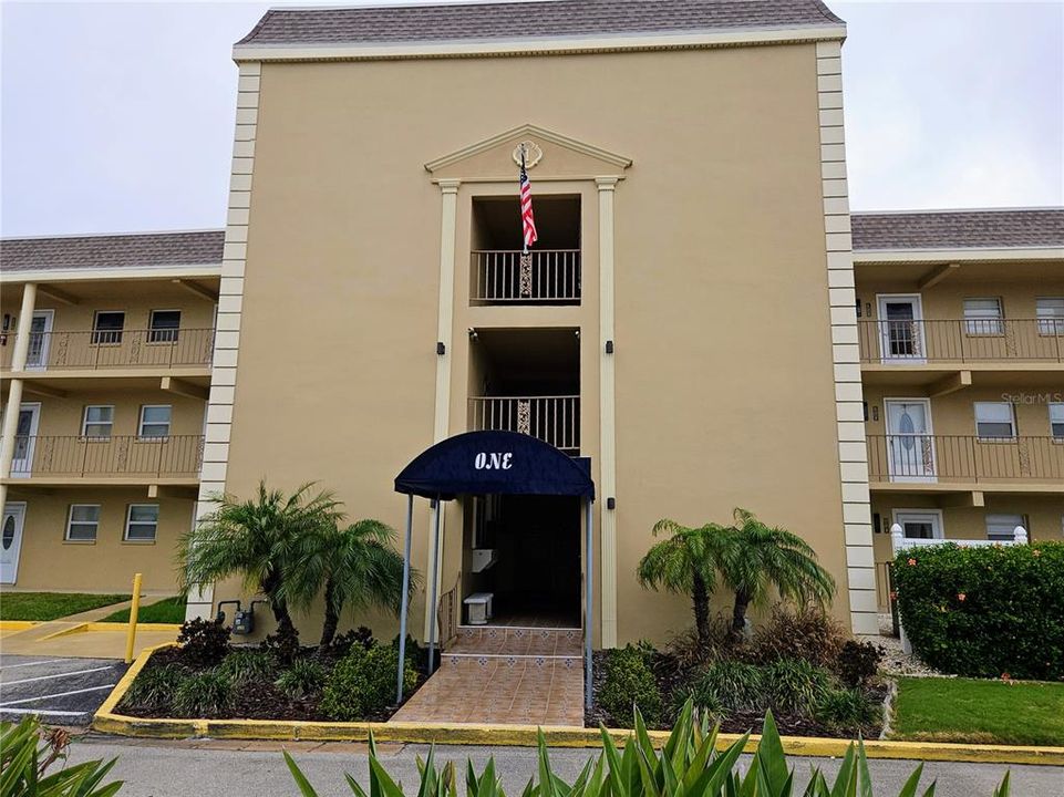 Active With Contract: $1,550 (1 beds, 1 baths, 700 Square Feet)