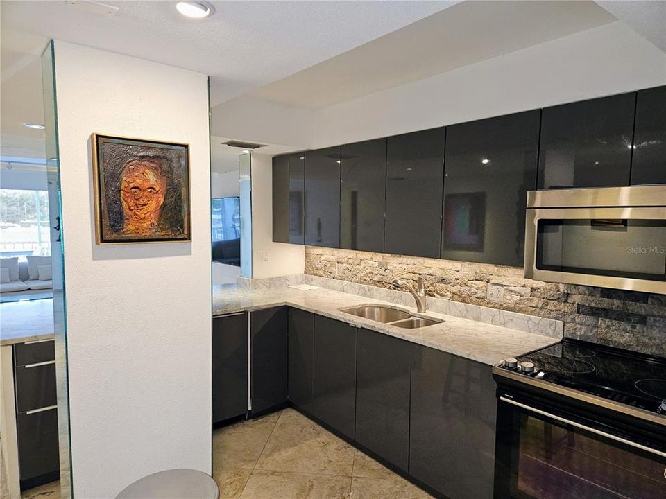 Active With Contract: $1,550 (1 beds, 1 baths, 700 Square Feet)