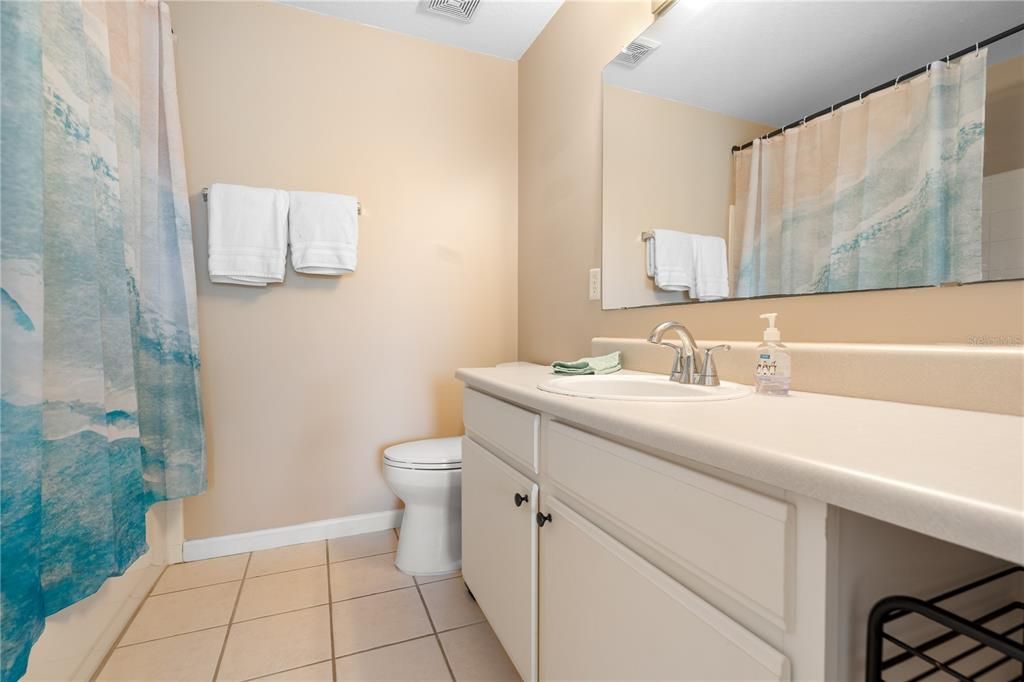 For Sale: $372,000 (2 beds, 2 baths, 1033 Square Feet)