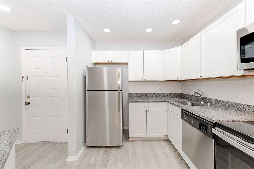 Recently Rented: $1,550 (1 beds, 2 baths, 825 Square Feet)