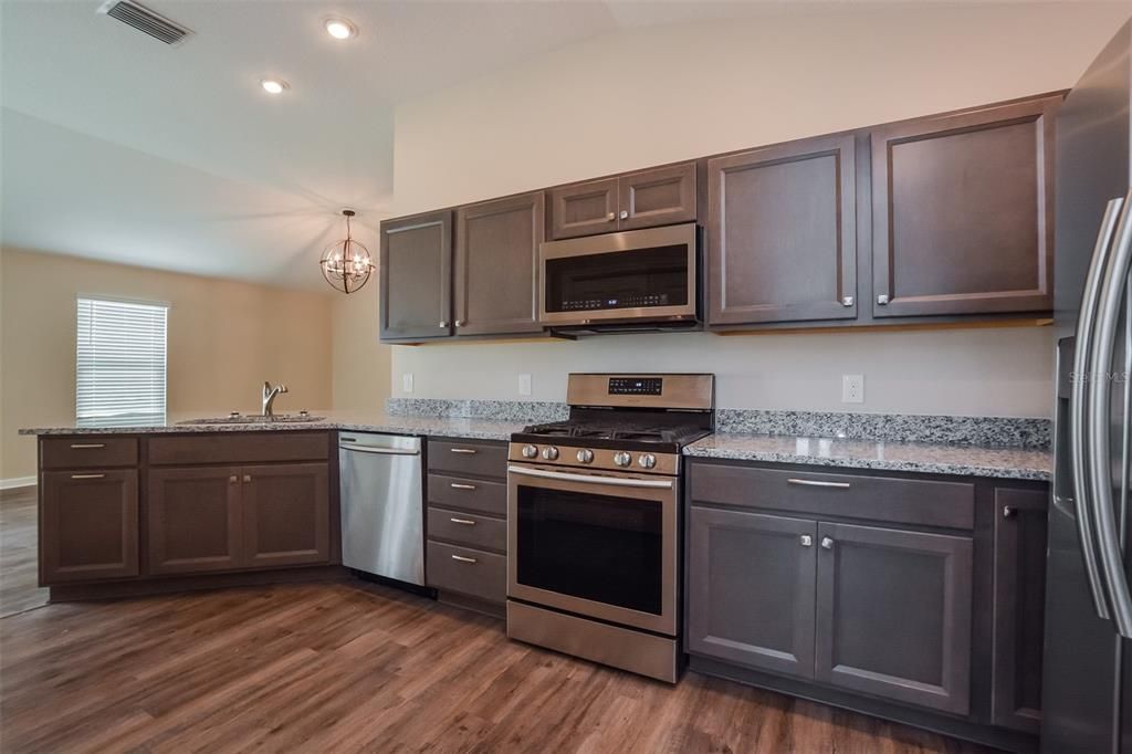 Active With Contract: $295,000 (2 beds, 2 baths, 1184 Square Feet)