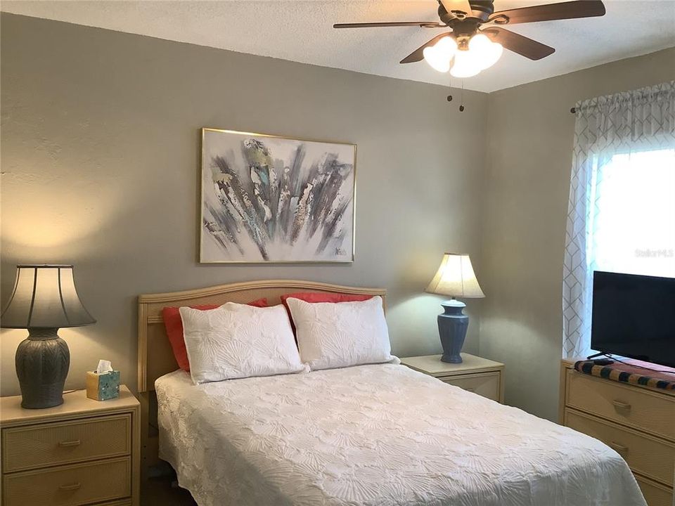 Guest room with full bed
