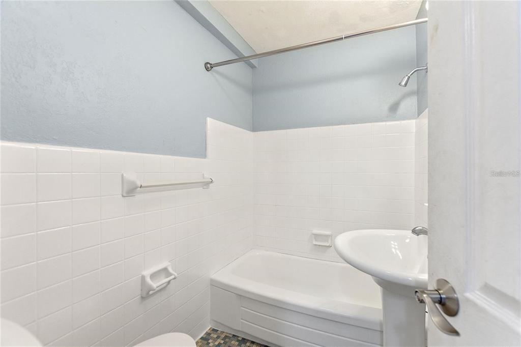 For Sale: $111,000 (1 beds, 1 baths, 708 Square Feet)