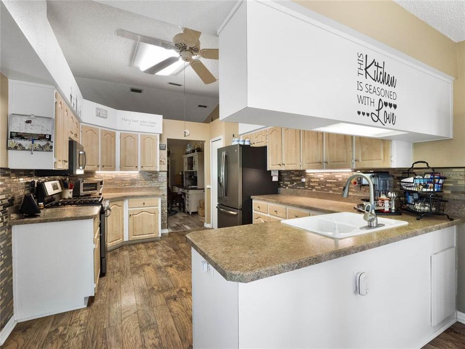Active With Contract: $329,900 (3 beds, 2 baths, 1878 Square Feet)