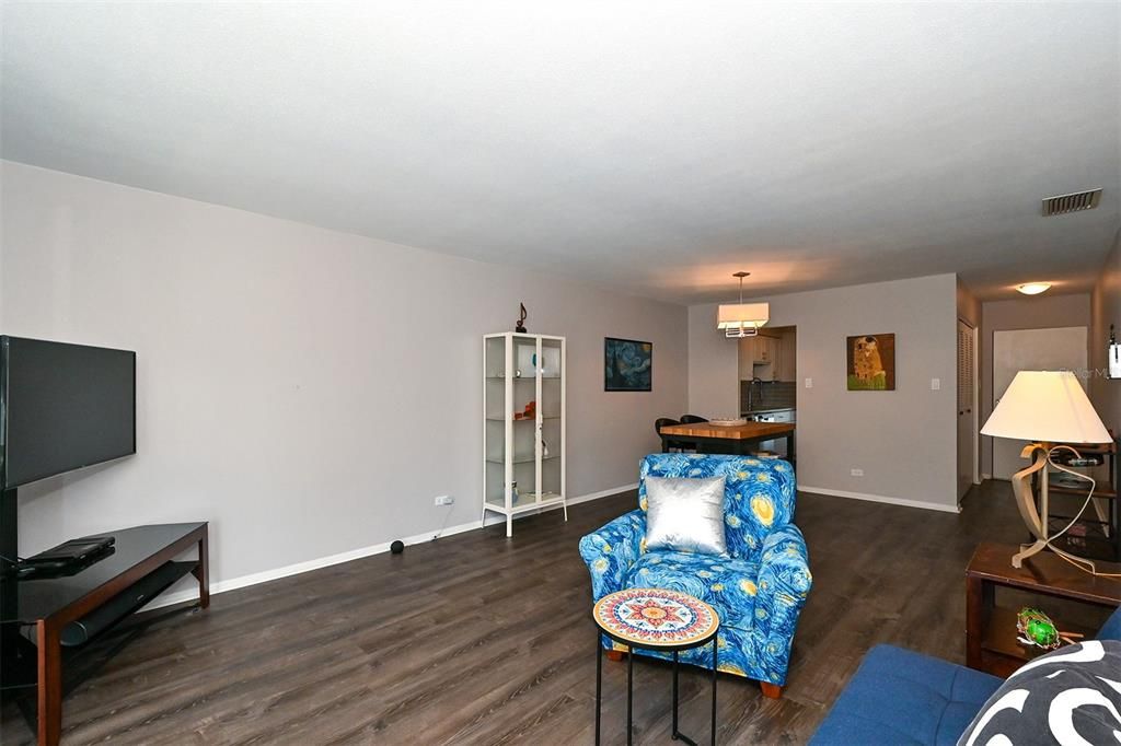 For Sale: $136,000 (2 beds, 1 baths, 868 Square Feet)