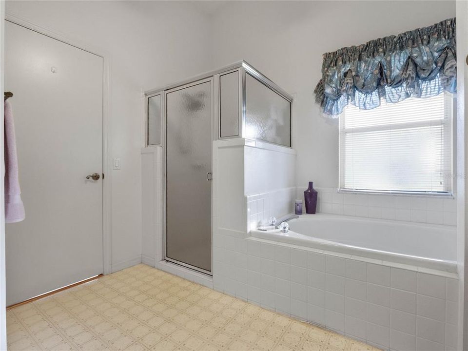 For Sale: $279,500 (2 beds, 2 baths, 1484 Square Feet)