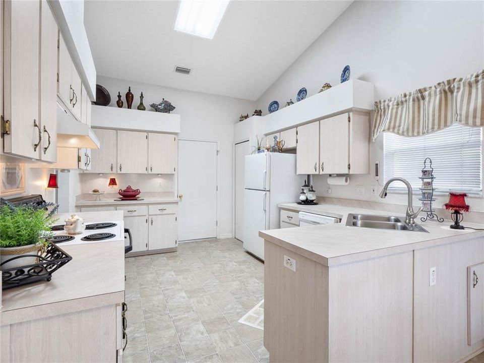 For Sale: $275,000 (2 beds, 2 baths, 1484 Square Feet)