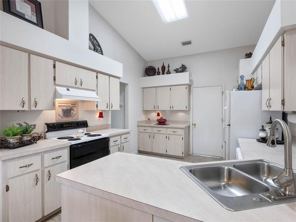 For Sale: $279,500 (2 beds, 2 baths, 1484 Square Feet)