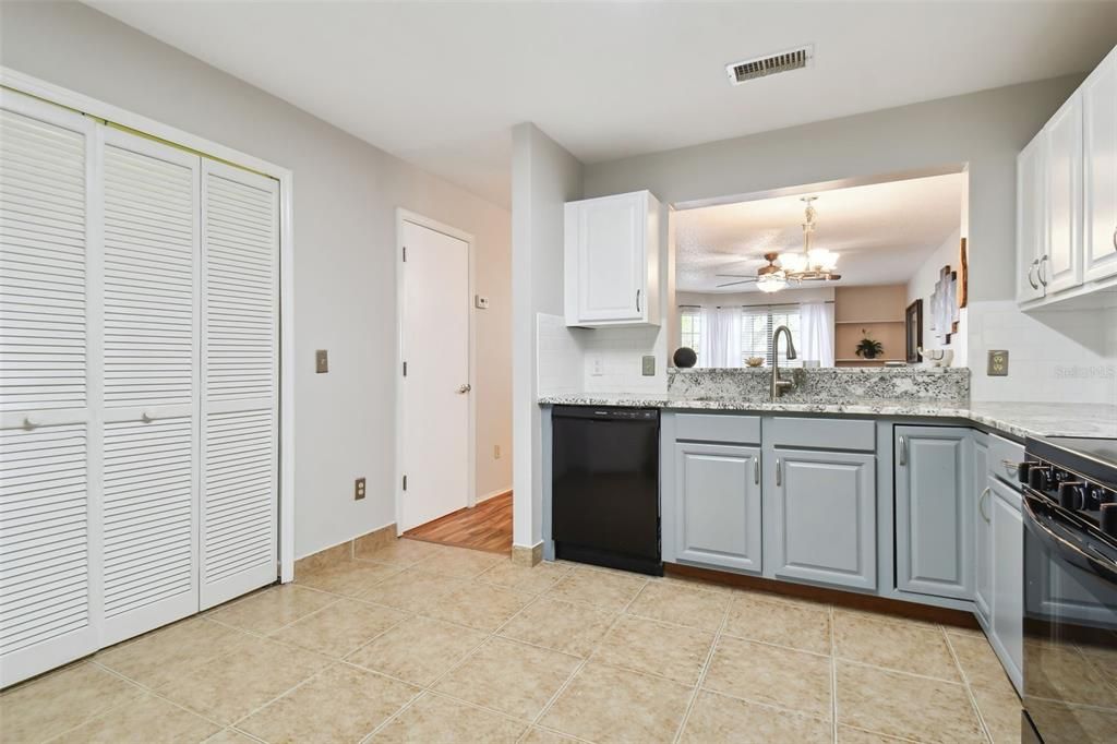 Active With Contract: $244,900 (2 beds, 2 baths, 1185 Square Feet)
