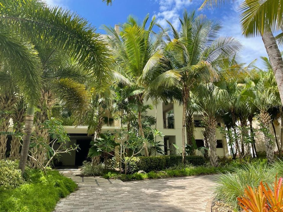 Recently Sold: $14,600,000 (4 beds, 3 baths, 3105 Square Feet)