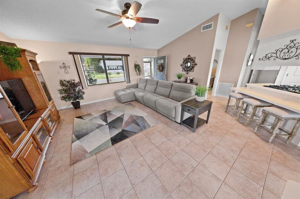Active With Contract: $289,900 (2 beds, 2 baths, 1304 Square Feet)