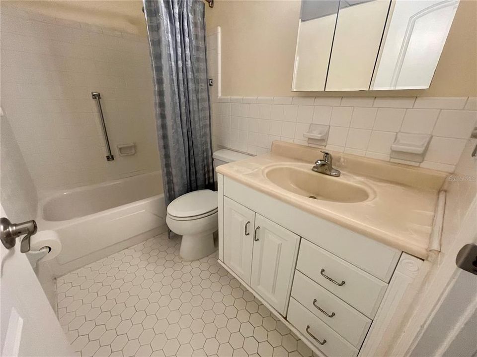 For Rent: $1,450 (2 beds, 1 baths, 874 Square Feet)