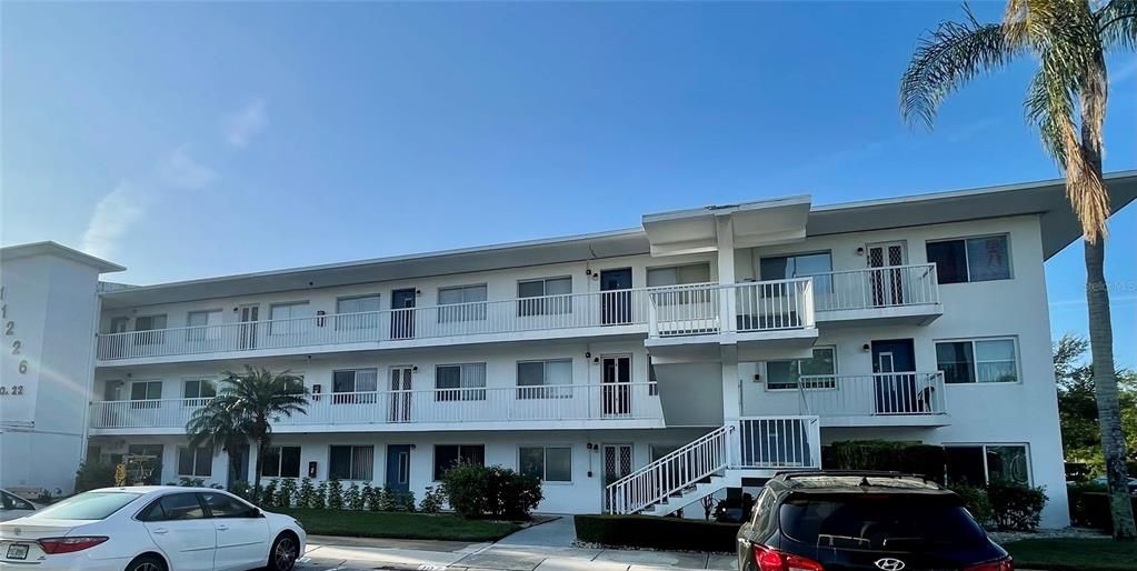 Active With Contract: $1,450 (2 beds, 1 baths, 874 Square Feet)