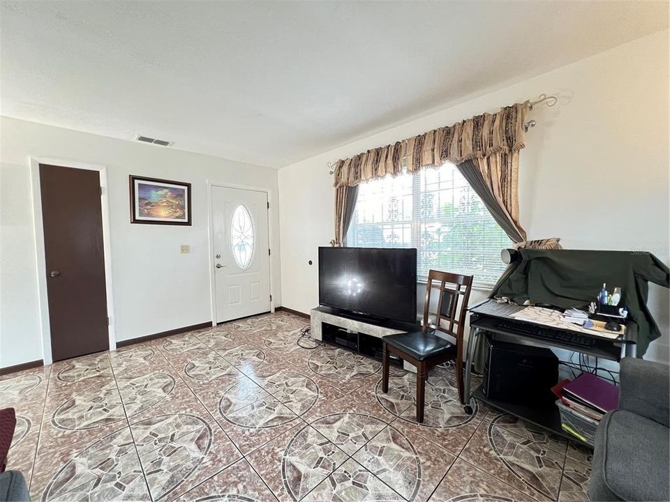 For Sale: $290,000 (3 beds, 1 baths, 1056 Square Feet)