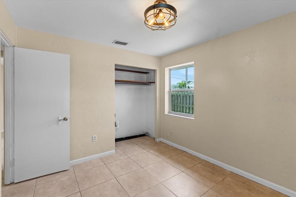 Recently Sold: $344,900 (2 beds, 1 baths, 864 Square Feet)