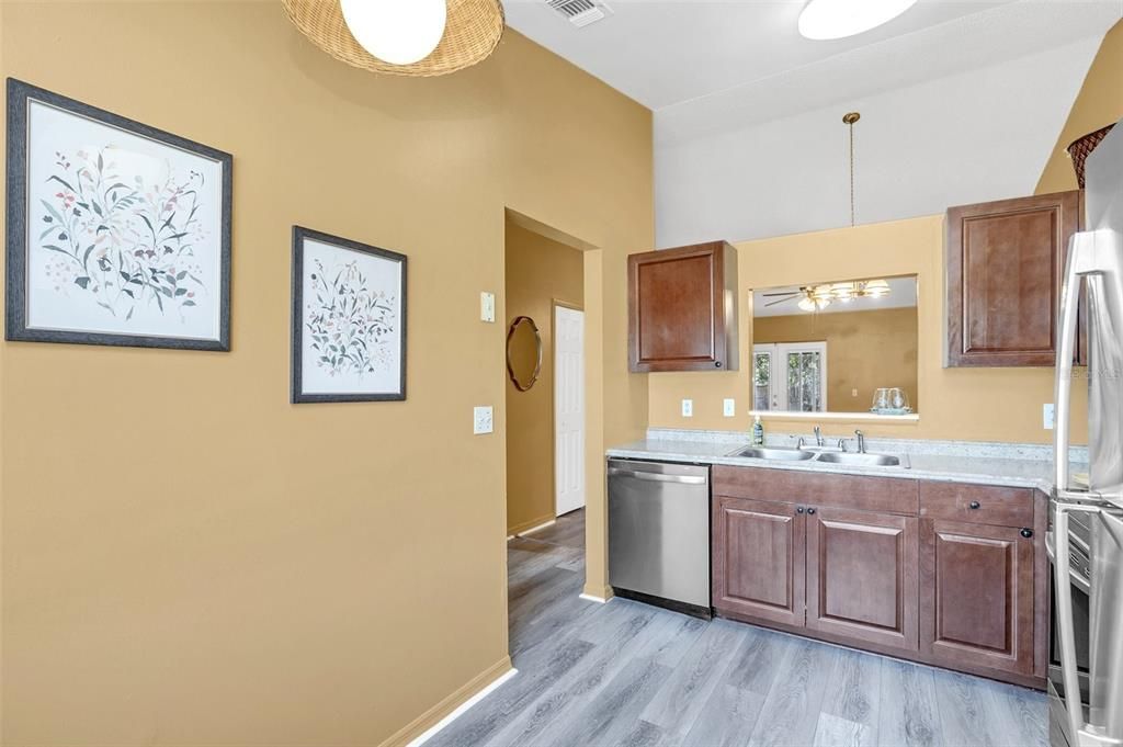Active With Contract: $240,000 (2 beds, 2 baths, 976 Square Feet)