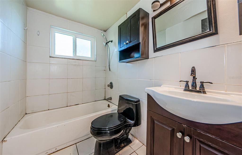 Active With Contract: $165,000 (2 beds, 1 baths, 848 Square Feet)