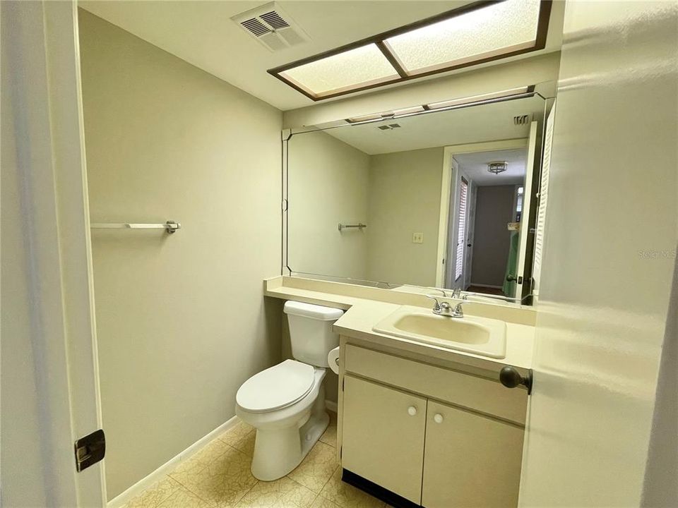 Active With Contract: $149,900 (1 beds, 1 baths, 815 Square Feet)