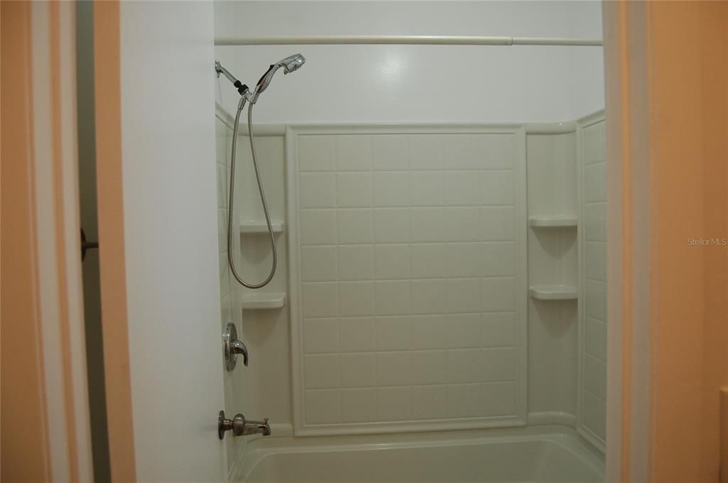 2nd bathroom tub/shower