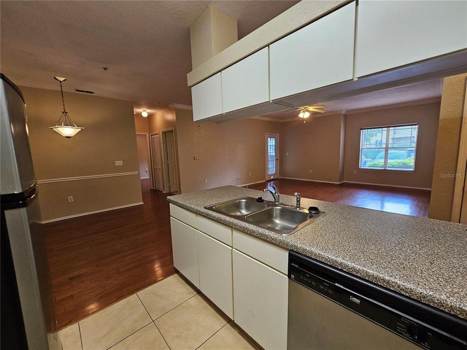 Active With Contract: $1,500 (1 beds, 1 baths, 1092 Square Feet)