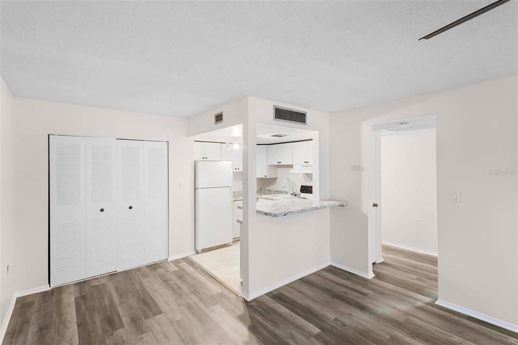 For Rent: $1,300 (1 beds, 1 baths, 607 Square Feet)