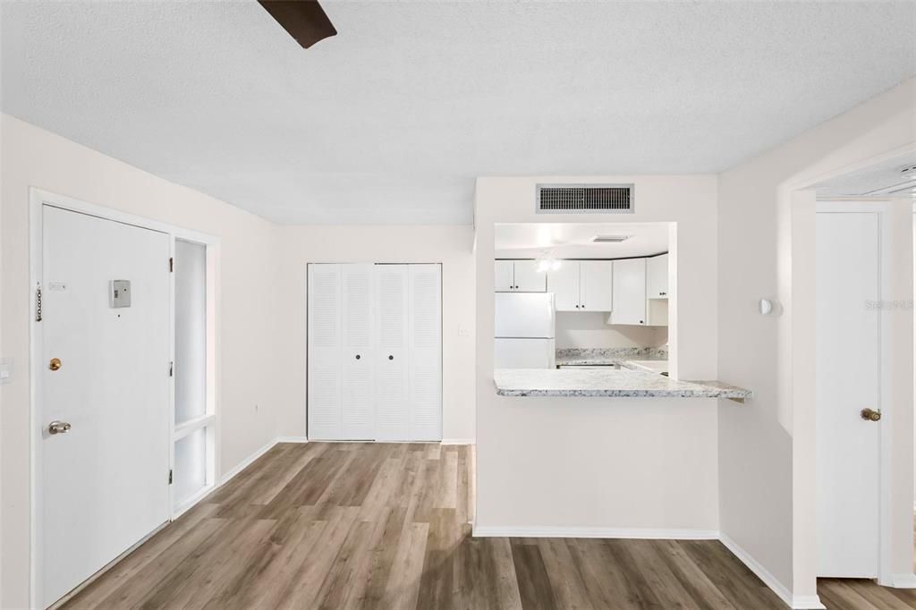 For Rent: $1,300 (1 beds, 1 baths, 607 Square Feet)