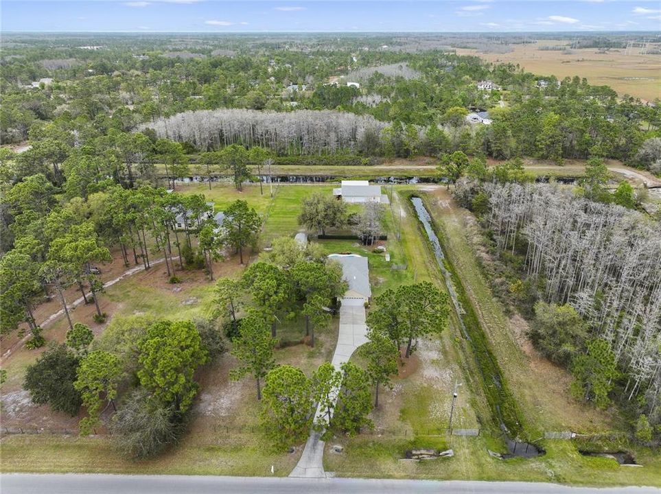 he optional HOA means no pressure and you are just minutes to Wedgefield Golf Club, Wedgefield Park and a short commute to FL 520, FL 528, Colonial Dr, Waterford Lakes Town Center, Valencia College, UCF and plenty of dining and shopping options.