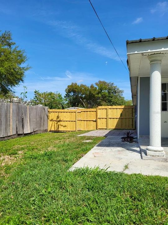 Recently Rented: $2,400 (2 beds, 1 baths, 884 Square Feet)