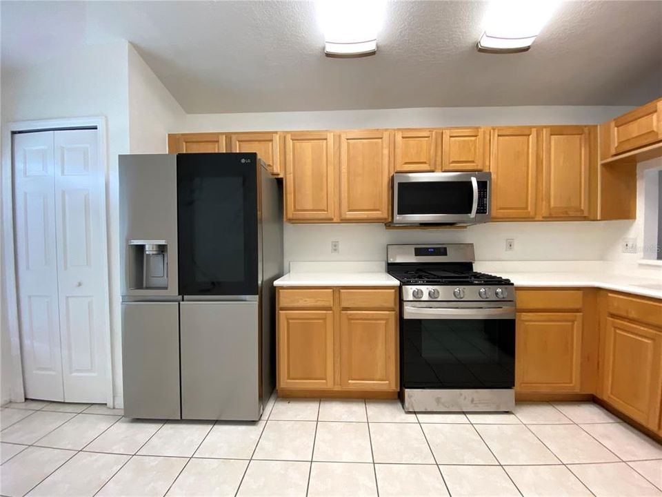 For Rent: $2,399 (3 beds, 2 baths, 1946 Square Feet)