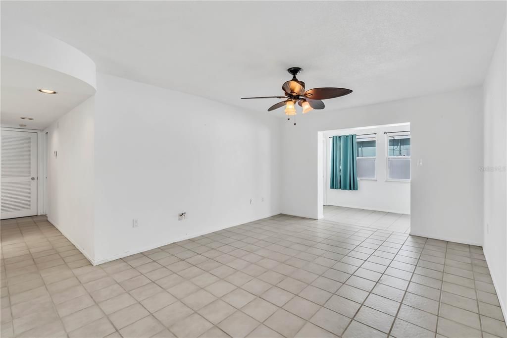 Recently Sold: $350,000 (1 beds, 1 baths, 745 Square Feet)