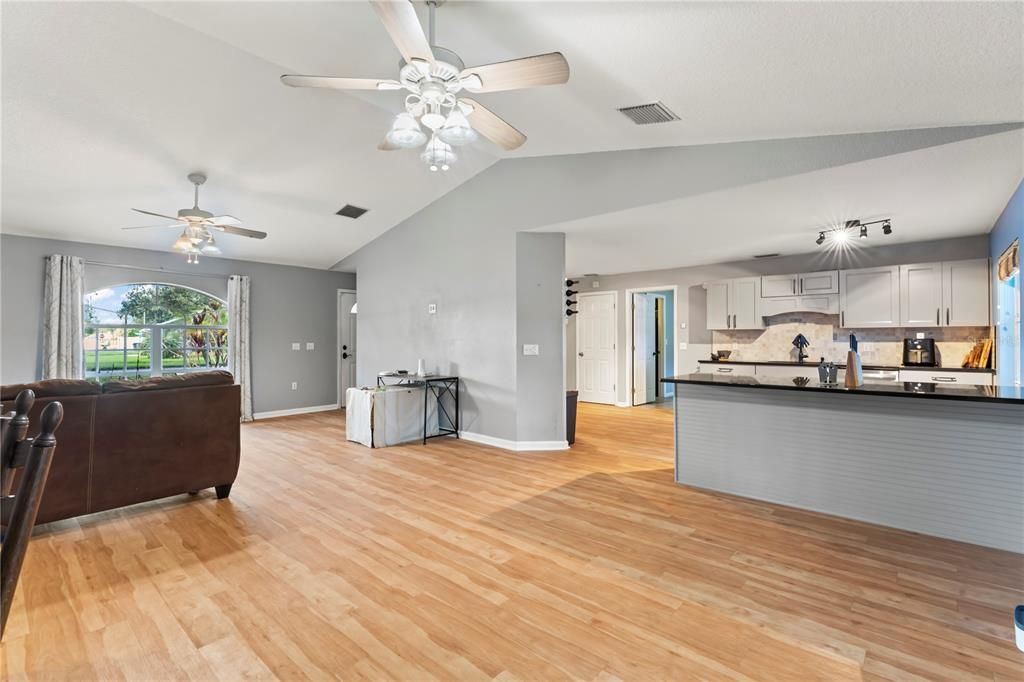 Active With Contract: $318,000 (3 beds, 2 baths, 1624 Square Feet)