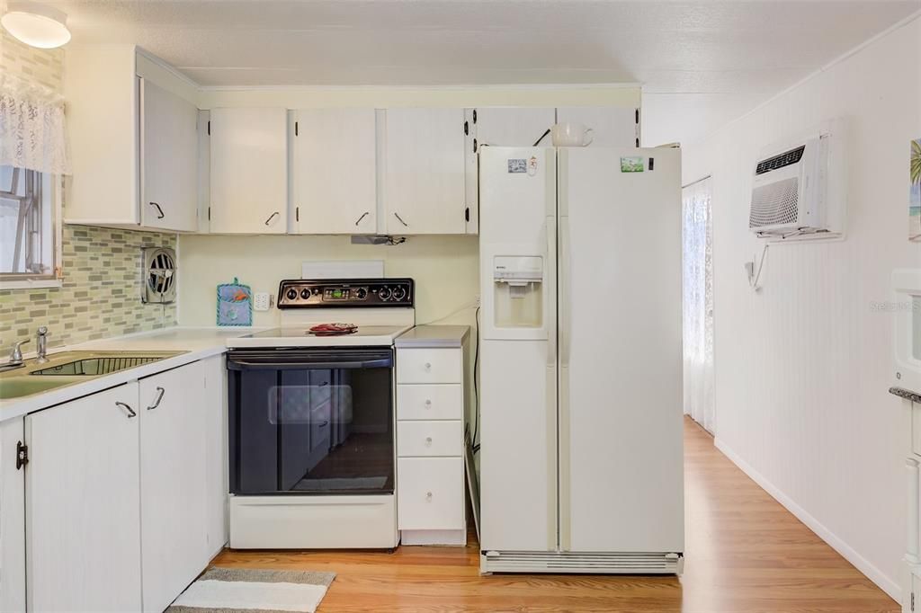 For Sale: $120,000 (1 beds, 1 baths, 552 Square Feet)