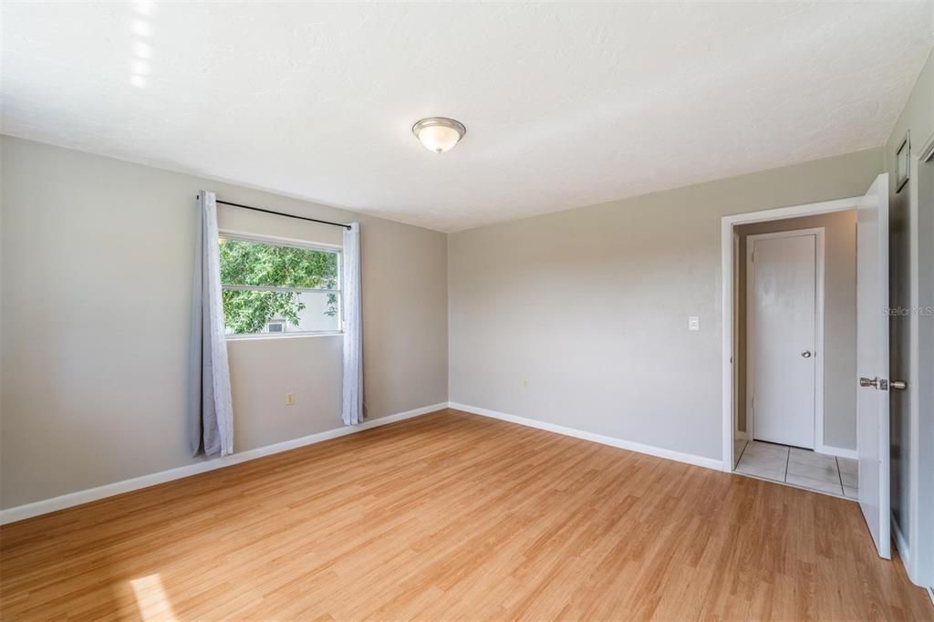 For Sale: $189,000 (2 beds, 1 baths, 1121 Square Feet)