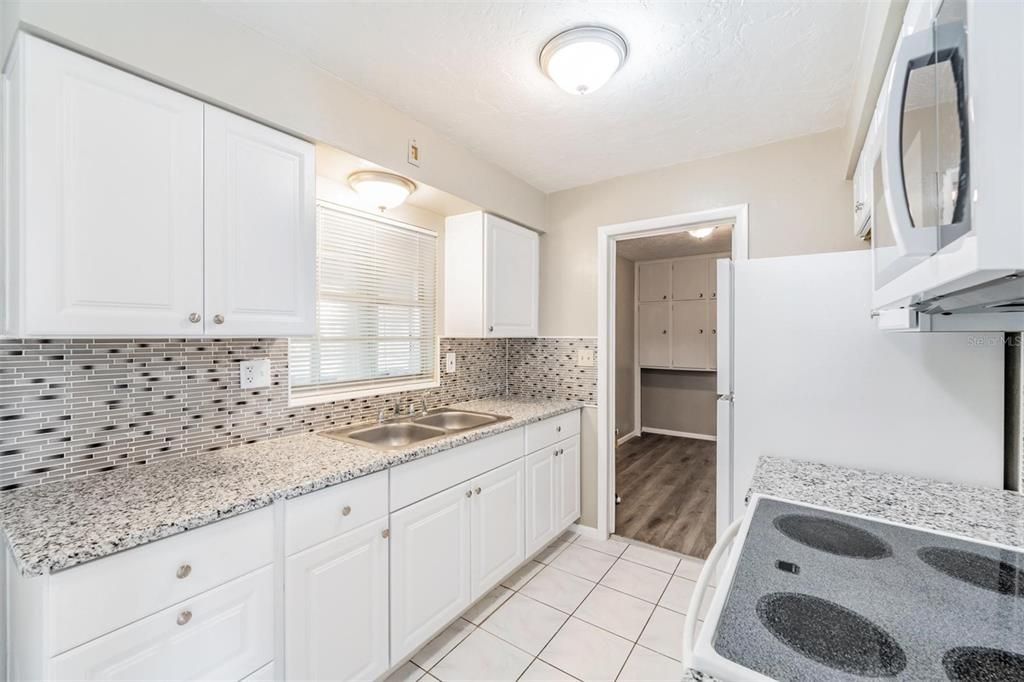For Sale: $189,000 (2 beds, 1 baths, 1121 Square Feet)
