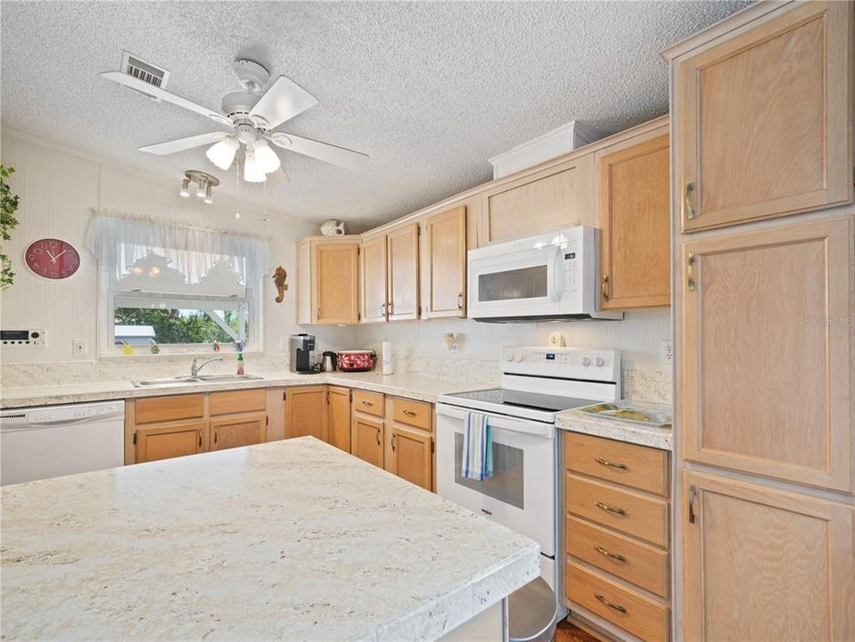 For Sale: $250,000 (2 beds, 1 baths, 1104 Square Feet)