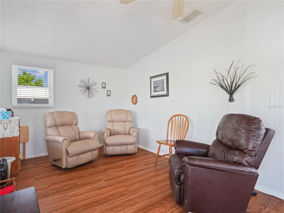 For Sale: $250,000 (2 beds, 1 baths, 1104 Square Feet)