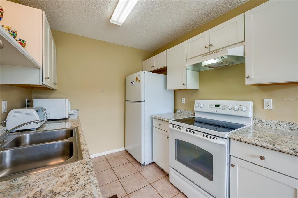 For Sale: $139,999 (2 beds, 1 baths, 784 Square Feet)