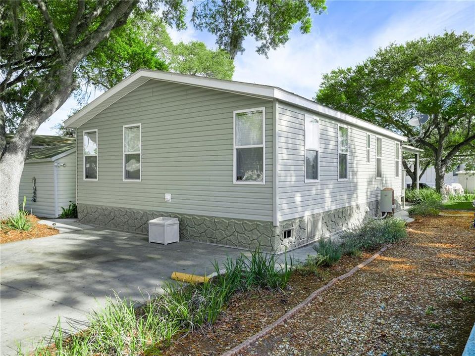 For Sale: $199,000 (2 beds, 2 baths, 864 Square Feet)