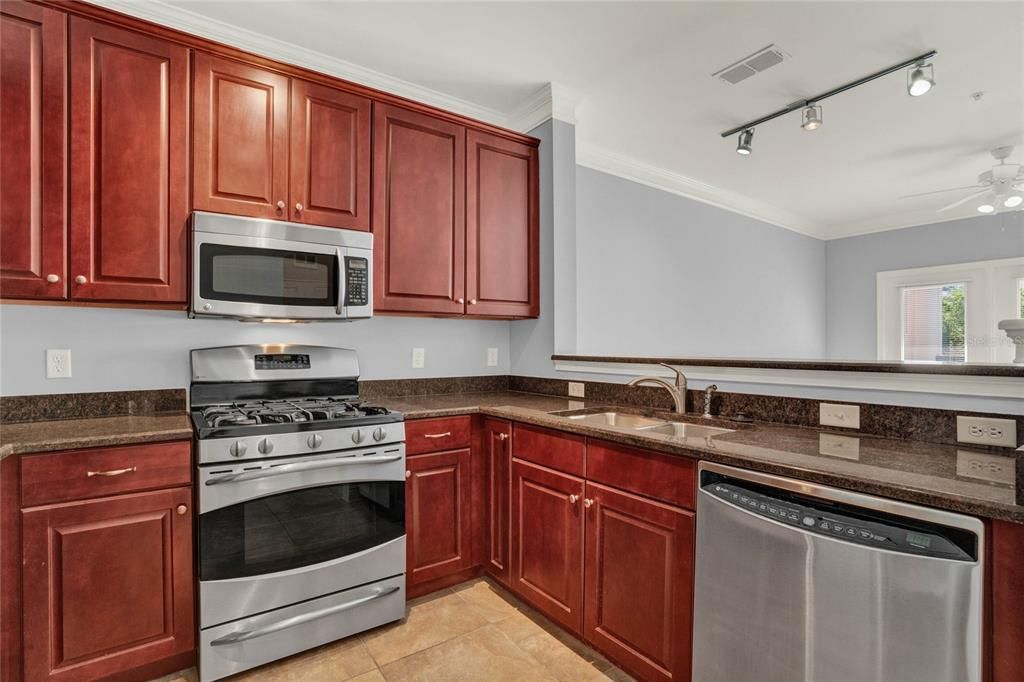 For Rent: $1,650 (1 beds, 1 baths, 652 Square Feet)