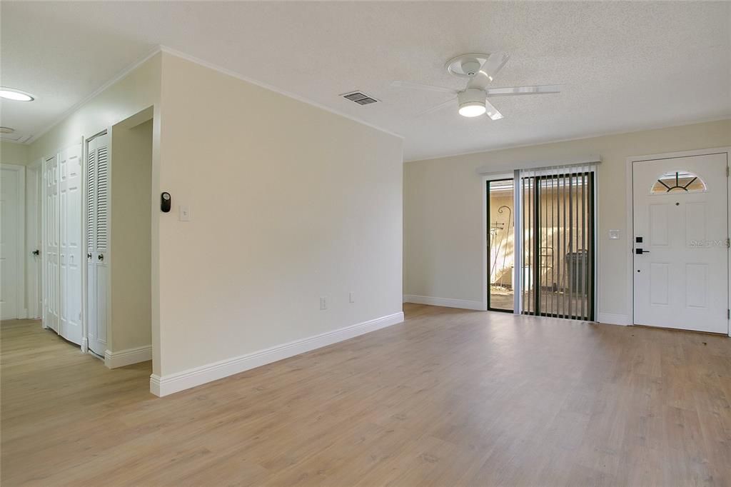 Active With Contract: $227,000 (2 beds, 2 baths, 945 Square Feet)