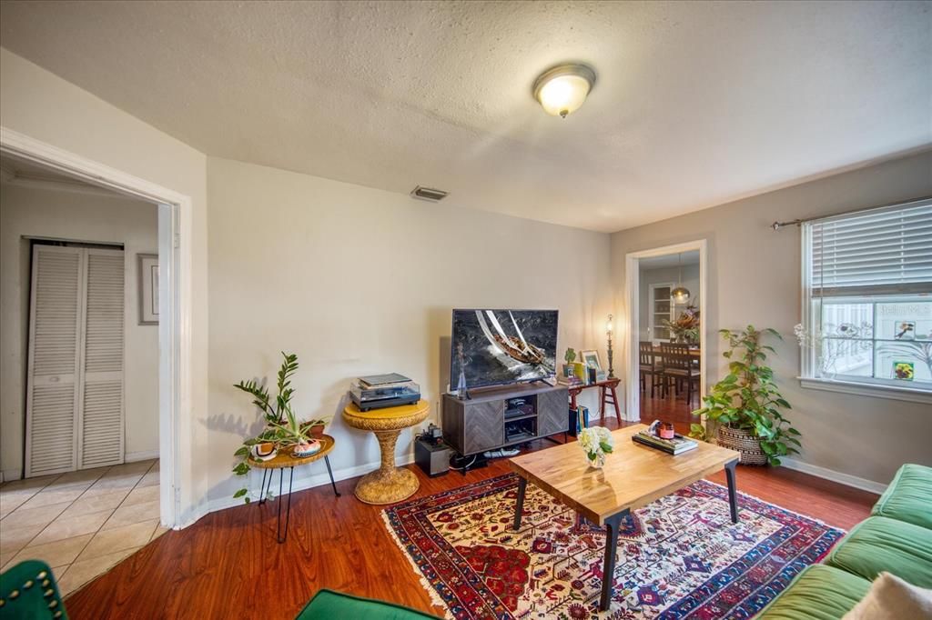 Recently Sold: $725,000 (2 beds, 1 baths, 996 Square Feet)