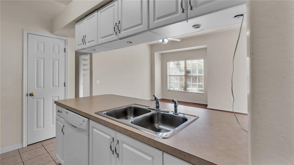 Active With Contract: $159,900 (2 beds, 2 baths, 1017 Square Feet)