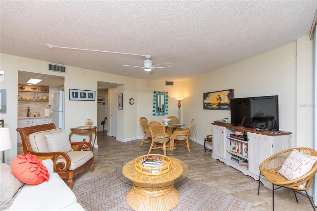 For Sale: $368,500 (2 beds, 2 baths, 1121 Square Feet)