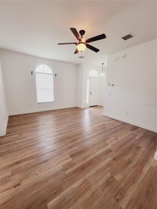 Active With Contract: $2,200 (3 beds, 2 baths, 1336 Square Feet)